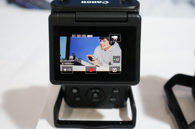 背面モニターはタッチ仕様