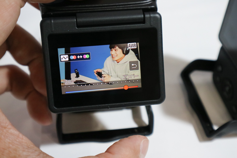 動画カラーフィルター「BrightAmber」（左）「BrightWhite」（右）