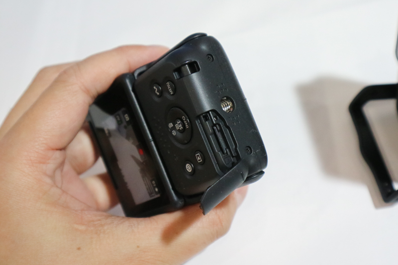 底面には三脚用ネジ穴も備える