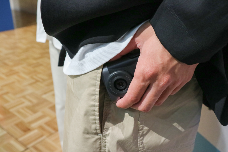 ポケットにすっと収まるサイズ感。スマートフォンと同じ感覚で持ち歩けそう