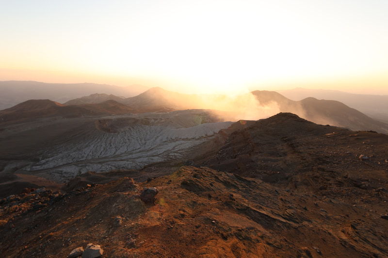 <b>HDRなし</b><br>夕暮れのイメージを伝えるために太陽を入れて撮影したいが、通常の1枚撮影では上の写真のように空が白飛びする。だからといって空に露出を合わせると、山肌が黒くつぶれてしまう。そんなときはHDRモードが有効だ