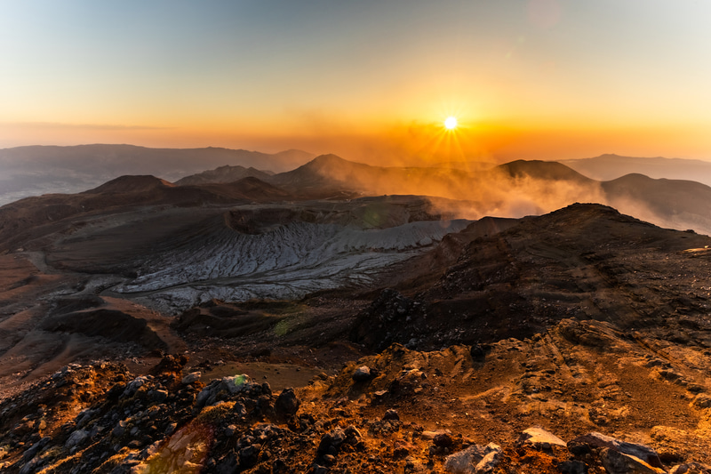 <b>HDRあり</b><br>阿蘇山山頂からの夕日と山肌、地層が夕焼けに染まる瞬間を撮影した。感動した景色を描けるようにHDRモードを使用した。手持ちで撮影したが、破綻なくHDR合成されている<br><span class="fnt-85">EOS R8／RF15-30mm F4.5-6.3 IS STM／15mm／マニュアル露出（F7.1、1/30秒）／ISO 100／WB：オート</span>