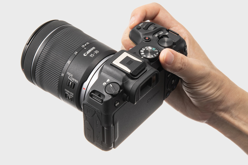 15mmの超広角域をカバーしていながら、片手でも容易に撮影できるレベルのサイズ感。レンズ単体で5.5段分の効果がある手ブレ補正も搭載されているので、手持ち撮影でも安心だ