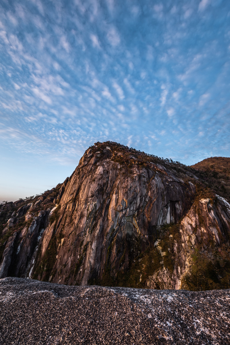 空に広がるうろこ雲と荒々しい岩山の共演が美しいシーン。15mmと縦構図を組み合わせると、空と岩場をダイナミックに切り取れる。一瞬で終わる朝焼けの時間帯に素早くシャッターが切れる機動力も強みだ<br><span class="fnt-85">EOS R8／RF15-30mm F4.5-6.3 IS STM／15mm／マニュアル露出（F7.1、1/30秒）／ISO 100／WB：オート</span>
