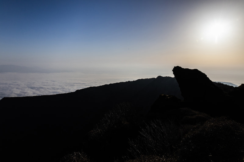 朝日が上がった後に、奥の方で雲海が広がっていた。黄砂の影響なのか、やや黄みがかった太陽の色を、その場で感じた通りに幻想的に描き出してくれた<br><span class="fnt-85">EOS R8／RF24-105mm F4-7.1 IS STM／105mm／マニュアル露出（F14、1/2,500秒）／ISO 800／WB：オート</span>