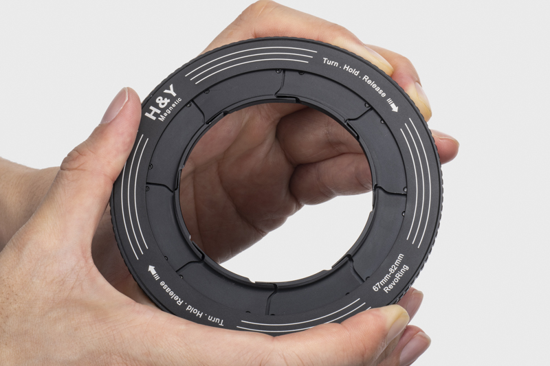 リングを回すと径のサイズが変化する仕組みになっている。46-62mm、58-77mm、67-82mm、82-95mmの4種類がラインアップされている