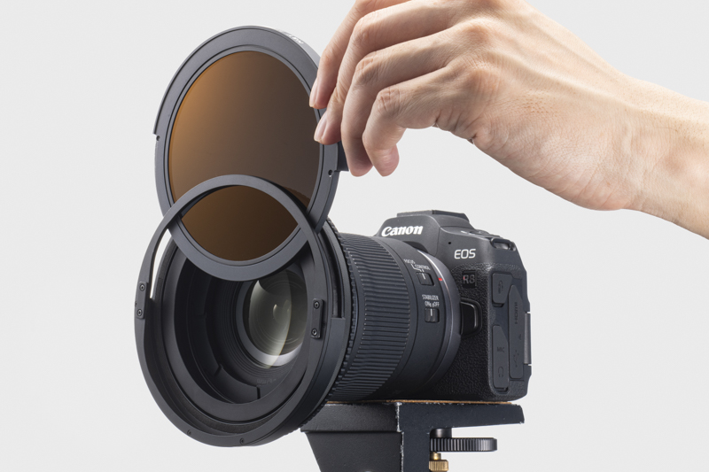 Swiftマグネティックドロップインフィルターラックを装着することで、丸型のドロップインフィルターを挿入できるようになる