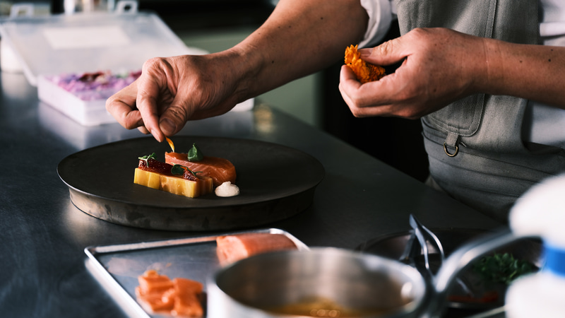 食用の花を1枚ずつ丁寧に乗せていく瞬間を流れるように撮影できるのもBV-20の操作性があってこそだ<br><span class="fnt-85">FUJIFILM GFX100S／GF120mmF4 R LM OIS WR Macro／120mm（95mm相当）／マニュアル露出（F4、1/100秒）／ISO 800／WB：5,300K</span>