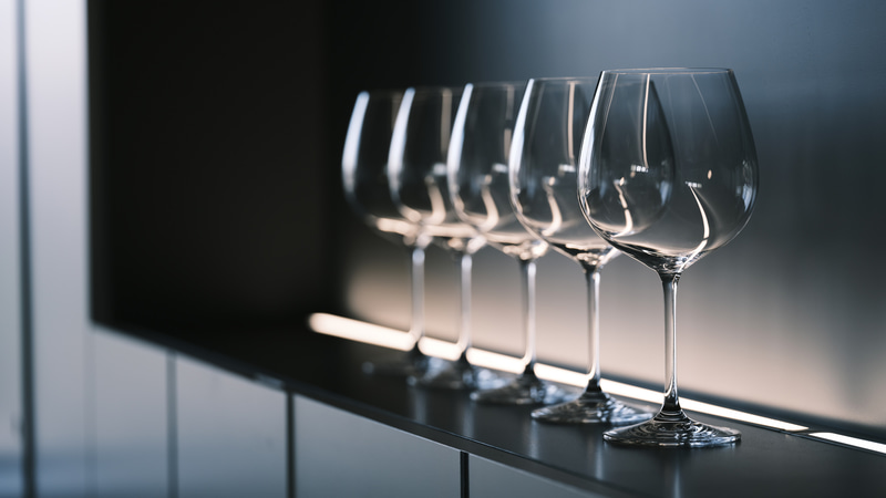 オープン前のグラスが並んでいる光景が美しい。動画撮影時はこの雰囲気をスライダーで演出する<br><span class="fnt-85">FUJIFILM GFX100S／GF120mmF4 R LM OIS WR Macro／120mm（95mm相当）／マニュアル露出（F4、1/160秒）／ISO 160／WB：5,300K</span>