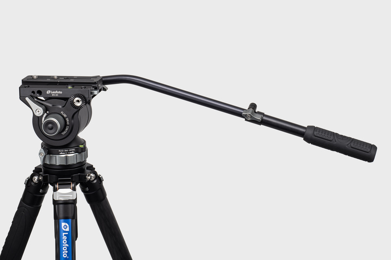 パン棒は伸縮可能で、必要に応じて伸ばすことができる。また着脱式なので、利き手やシーンに応じて、左右に付け替えられるのもうれしい