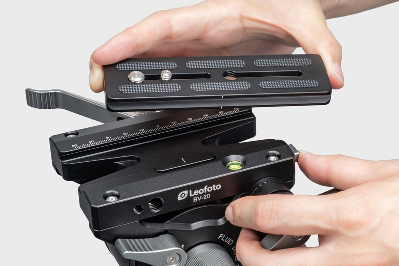 付属の大型プレートPU-130は、レバーでロックの開閉ができる。レバーロックの解除後は、リリースボタンを押しながらプレートを外せる安心設計だ