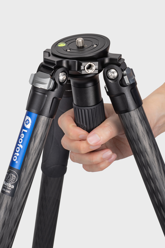 LVM-324Cはレベリングベースを搭載しているので、水平を出すのもスムーズだ