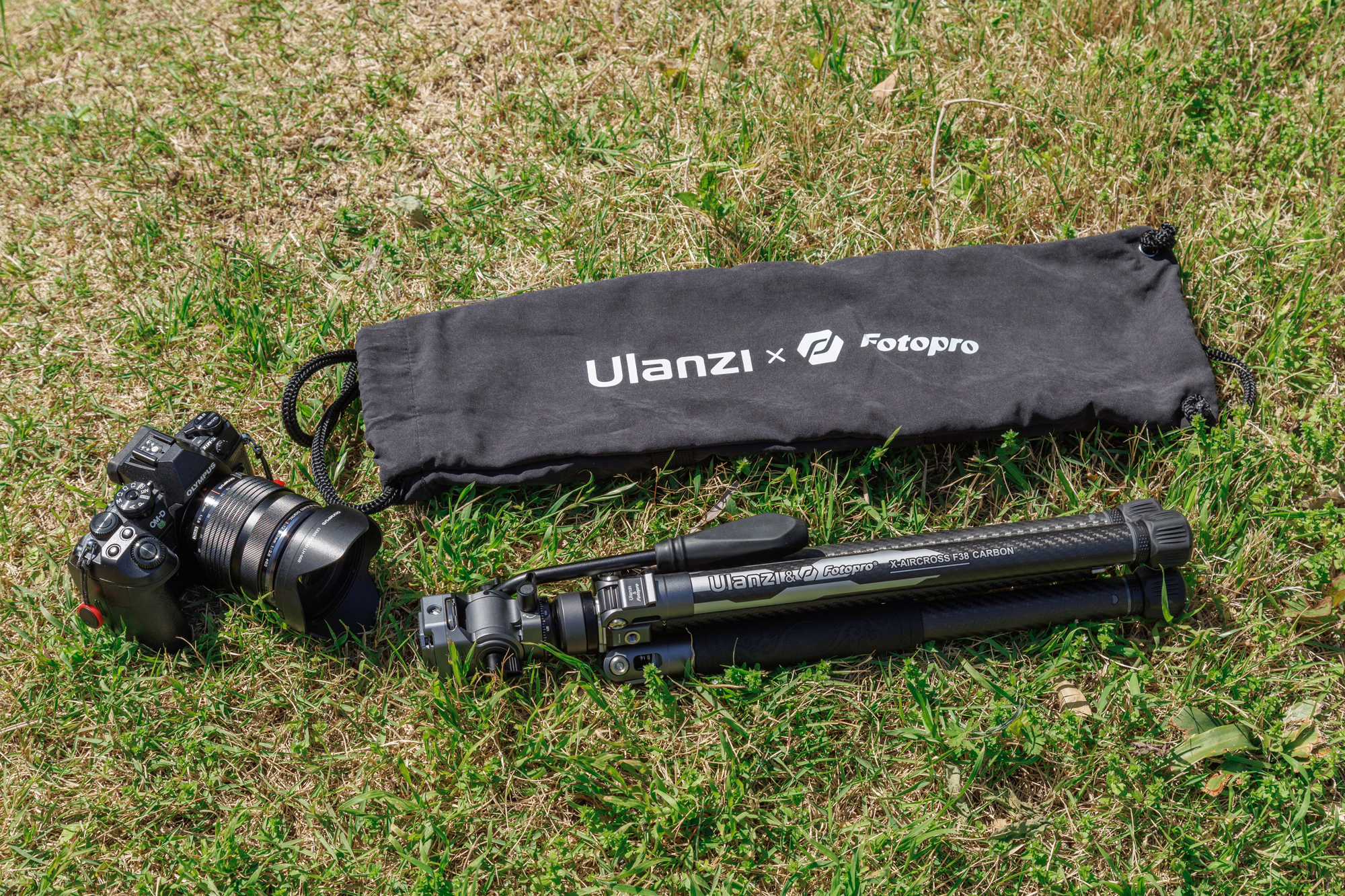 製品には薄手で邪魔になりにくい布ケースが付属している。肩にかけられるストラップと、裏面には長さ調節可能なベルクロのハンドルがついている