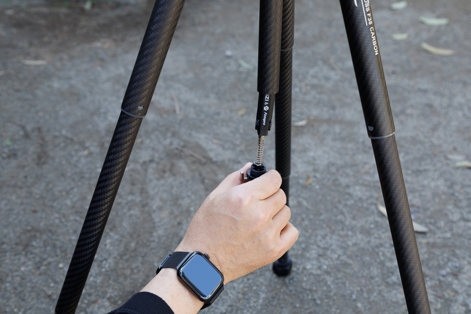 センターポール下のフックを回すと、中からスマホホルダーが現れる。これにスマホを挟んでスマホ三脚としても使える