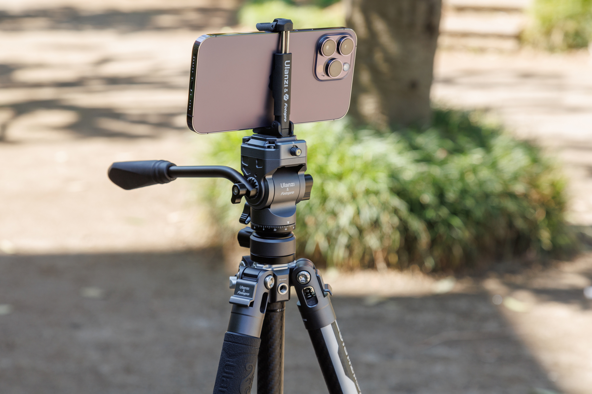 センターポール下のフックを回すと、中からスマホホルダーが現れる。これにスマホを挟んでスマホ三脚としても使える