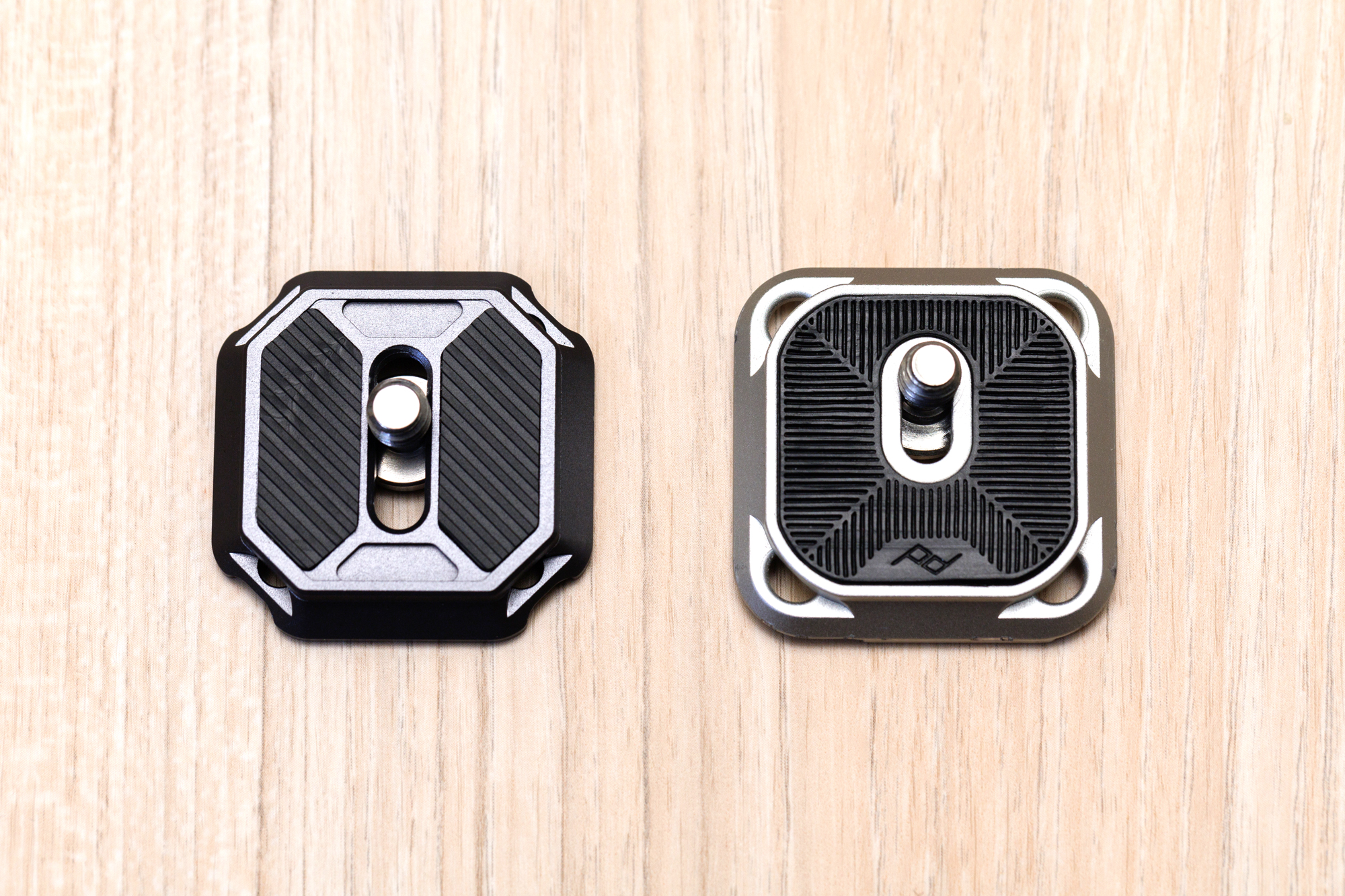 F38クイックリリースプレート（左）と、アルカスイス互換のPeakDesign Standard Plate（右）。名前通り一辺38mmで、厚さ7.8mm、重さ15.2gと小型なのでカメラにつけっぱなしでも邪魔になりにくい