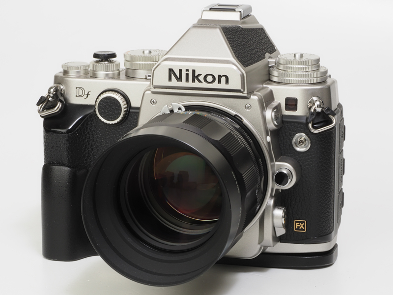ニコンDfと組み合わせました。その姿を見て落涙しそうになりました。絞りは絞り環か、ボディ側のコマンドダイヤル設定が選択ができます。コマンドダイヤル側では1/3刻みで絞りの設定が可能です。