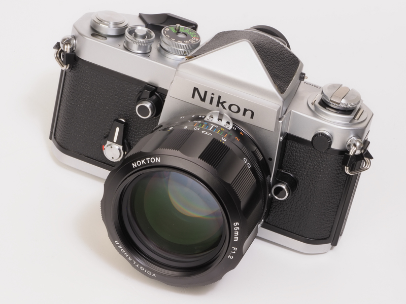 年寄りになると白いカメラが好きになるわけです。平和主義的です。カメラはニコンF2アイレベルです。メッキの輝きとレンズの黒基調の相性がいいですね。