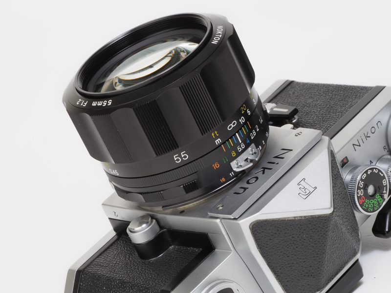 ニコンFのシルバーボディです。アカデミックな写真を撮れそうな感じがしませんか？しないか。ボディの直線とローレットの刻みのバランスがいいですね。