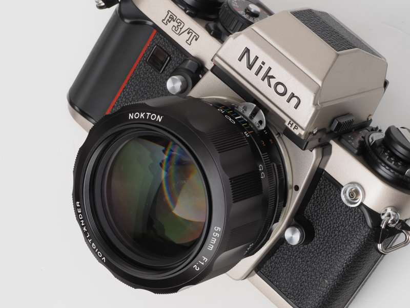 ニコンF3Tのブラックだと、これも暗い雰囲気になりそうなので、F3Tの初期のチタンカラーと組み合わせてみます。なかなか良い感じですが、見せびらかしアイテムみたいですね。