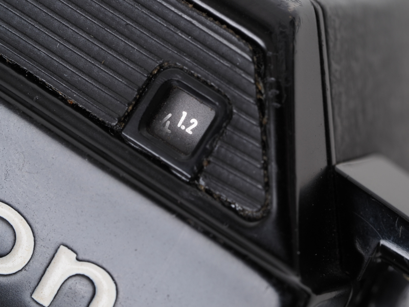 ガチャガチャの儀式を終えますと、小窓に開放F値1.2が表示されました。