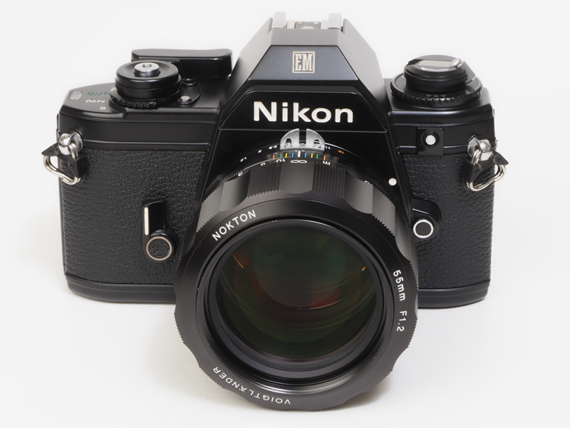 リトルニコンのニコンEMに装着しました。ジュージアーロも感激するであろう組み合わせです。嘘です。でも意外にバランスいいわけです。絞り優先AEオンリーで使いたい覚悟のある方はどうぞ。