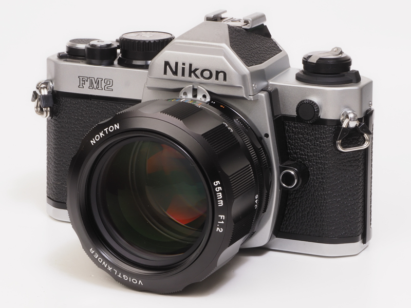 かつての写真学校指定教材、ニコンNew FM2に組み合わせてみます。NOKTONはデザイン的な趣味性が高く、真面目な写真表現者を気取るには難しくなります。そこでNew FM2はNOKTONの鏡筒の塗装が少し剥げたころに使うのが良さそうです。