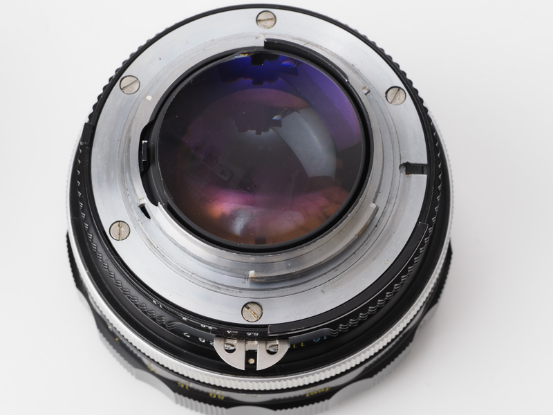 ニッコールの55mm F1.2あるいは50mm F1.2レンズに電子接点を入れるのは不可能とされていました。