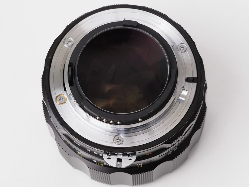 NOKTON 55mm F1.2 SL IIsも後玉径は同じ大きさですが、カシメというレンズ固定技術を使い、巧みに電子接点のためのスペースを確保しました。