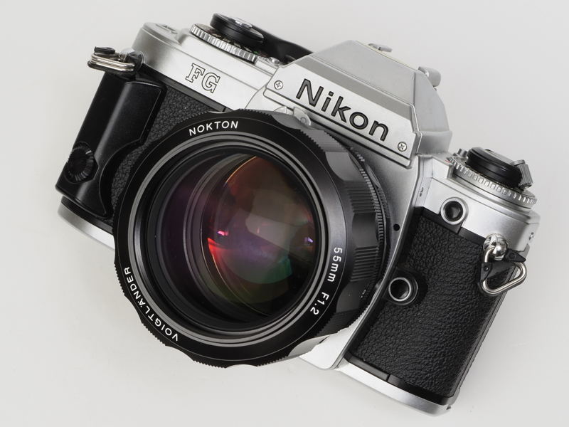ニコンFGに装着しました。Pモードに設定して、絞り環を最小絞りに設定するとプログラムAEモードが制約なく使えます。