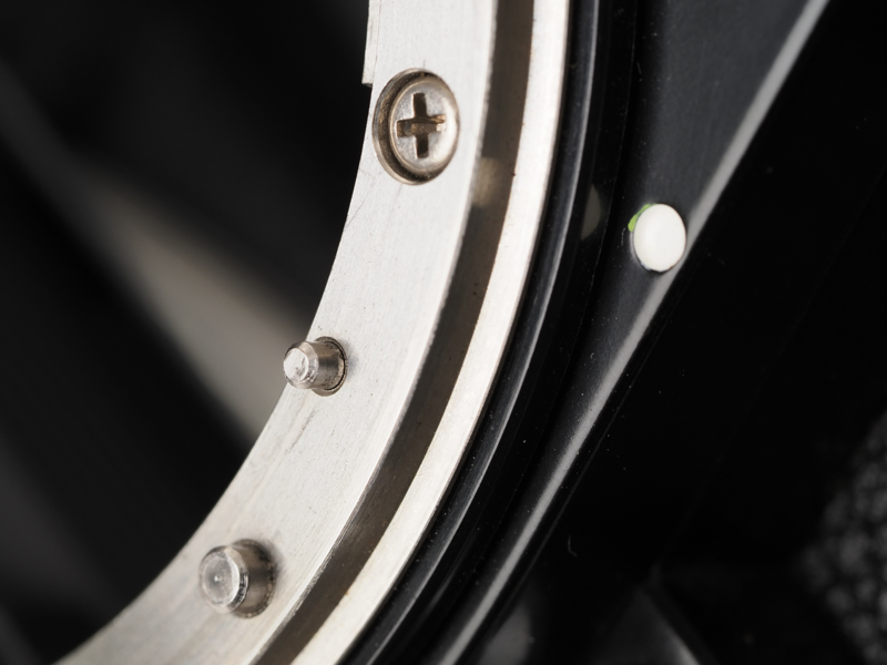 これがボディ側の識別ピンです。ニコンF4までこのピンがありますが、F5では廃止されます。