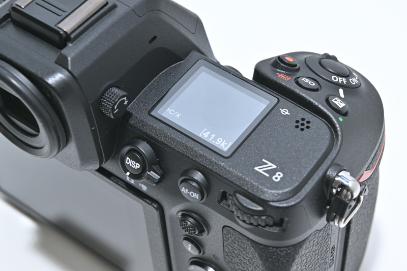 右上部にはスピーカーを備える