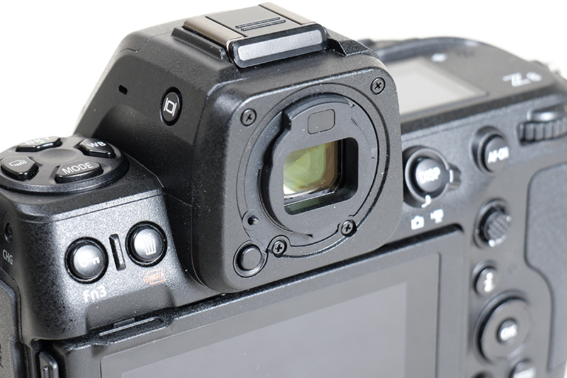 近接センサー（アイセンサー）は接眼部の上