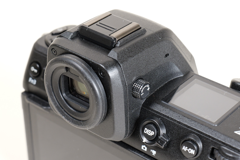 視度調節ノブはファインダーの右側。引き出して回す