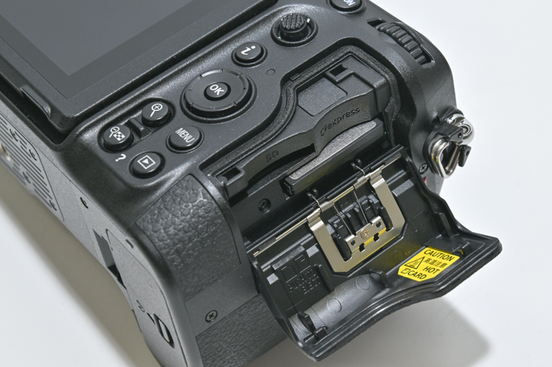 記録メディアはCFexpress Type BとSDカードのダブルスロット