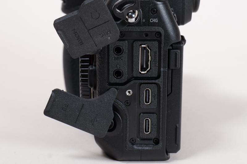 USB Type-C端子は通信用と充給電用の2つを用意