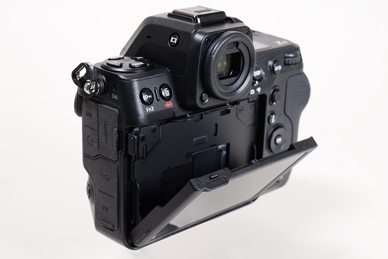 背面モニターもZ 9同様の縦横4軸チルトに対応