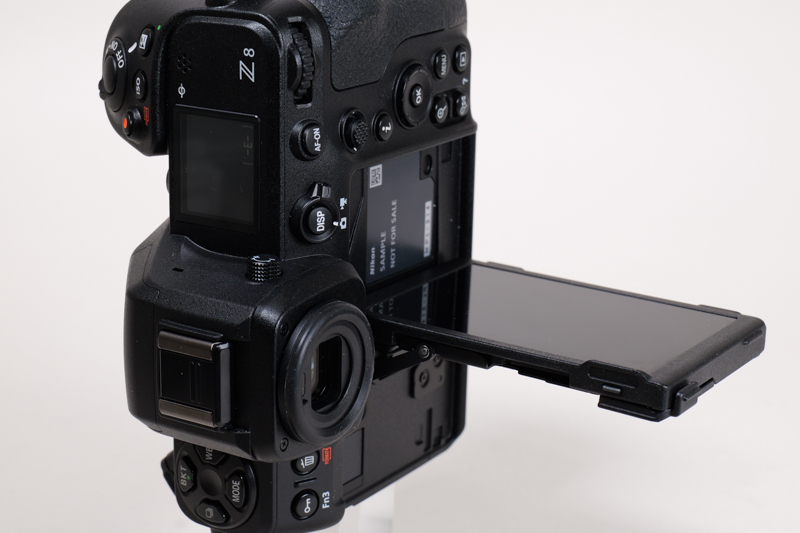 縦位置撮影時は、露出設定などの表示も縦位置用に切り替わる