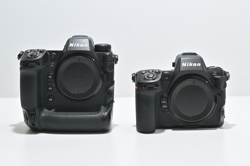 縦位置グリップが省略されて、約30％の小型化に