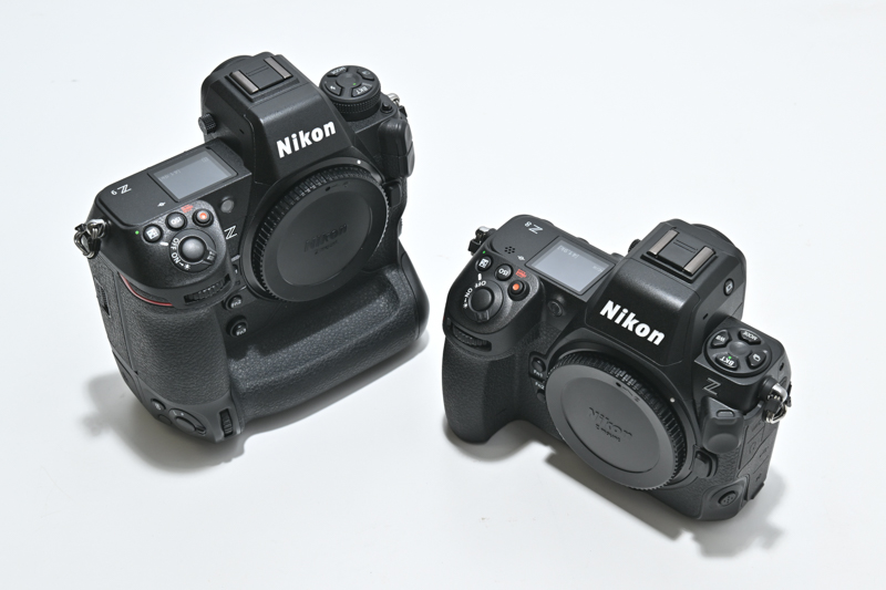 外形寸法はZ 8が約144×118.5×83mmに対して、Z 9は約149×149.5×90.5mm。体積比は30％ダウンしており、重量もZ 9から約430g（メモリーカード・バッテリー含む）軽量化されている。