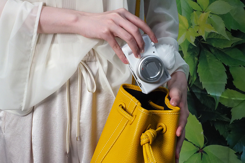 女性が持ってもコンパクトなサイズ、小さなバックでの持ち運びも簡単
