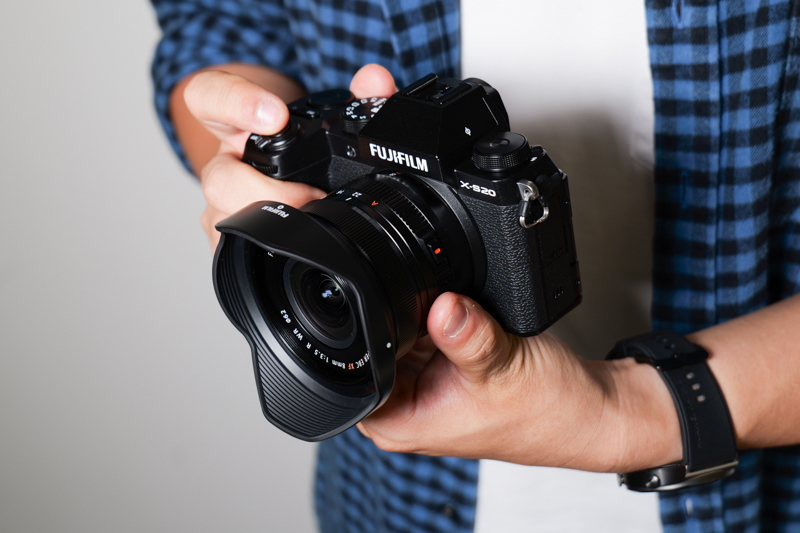 X-S20に装着した様子、フードを付けても威圧感がない