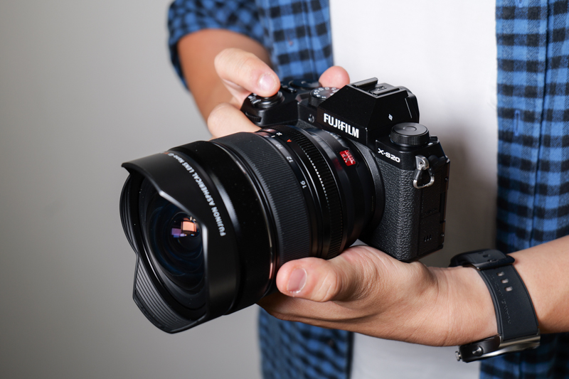 参考までに「XF8-16mmF2.8 R LM WR」を装着して構えた様子