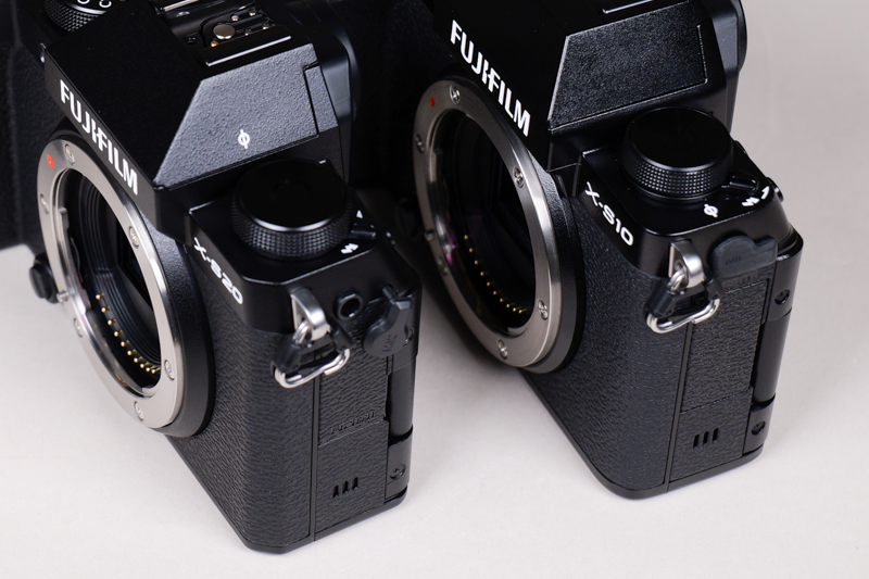 よく見てみるとボディのエッジ部分のデザインが異なっている