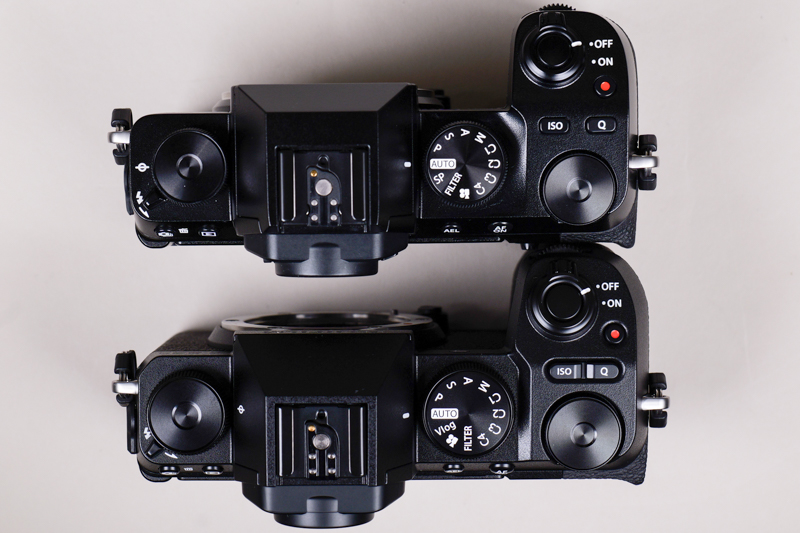下がX-S20、上がX-S10。X-S10では左肩にあるセンサー位置の指標が、X-S20ではペンタ部側面に移ったのはダイヤルサイズ変更の影響だろうか