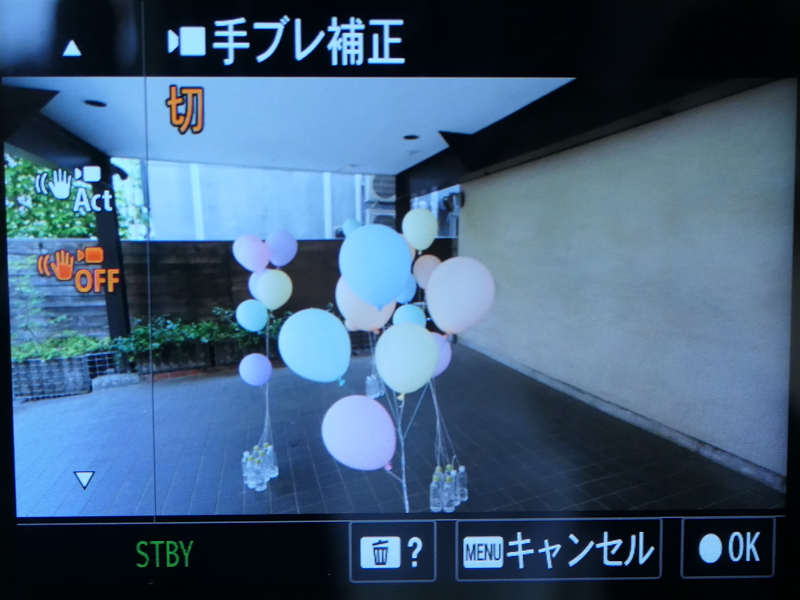 アクティブモードをオンにすると少し画角が狭まるが、自撮りの場合に腕を思いっきり伸ばさなくても、周囲の光景まで写しこみやすい。