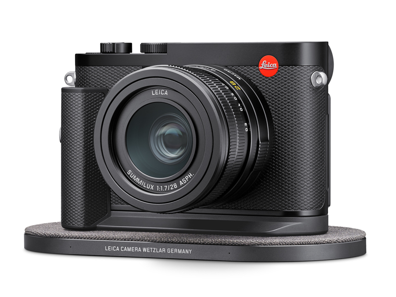 別売ワイヤレスチャージャー（充電パッド）の使用イメージ。専用ハンドグリップを装着したライカQ3（フル充電まで約180分）のほか、AirPodsやiPhoneなどのQi対応デバイスも充電できるという