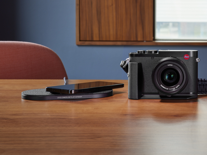 別売ワイヤレスチャージャー（充電パッド）の使用イメージ。専用ハンドグリップを装着したライカQ3（フル充電まで約180分）のほか、AirPodsやiPhoneなどのQi対応デバイスも充電できるという