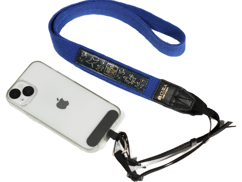 スマートフォン用のカラビナが付属する