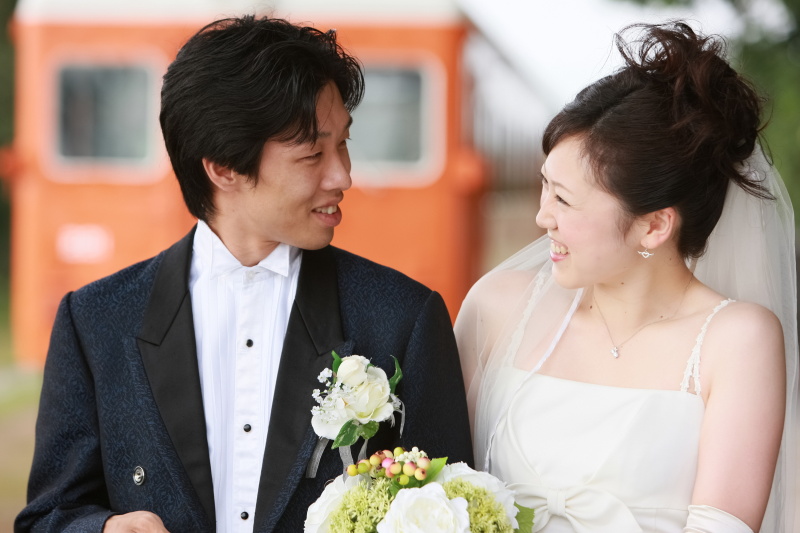 小野さんご夫妻。展示保存されているキハ22を背景に